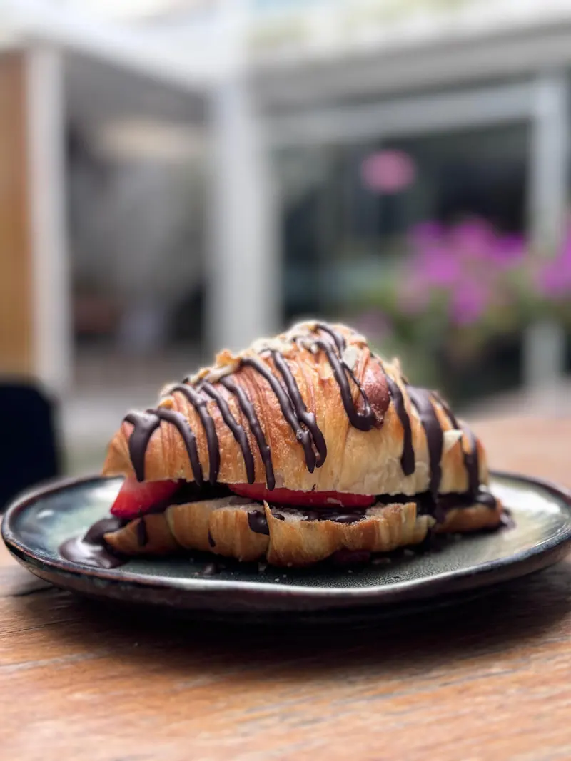 Croissant servido en la cafetería de Upaya