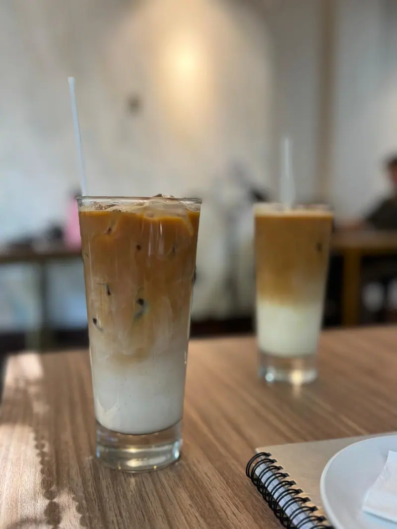 Cafés fríos servidos en una mesa de trabajo