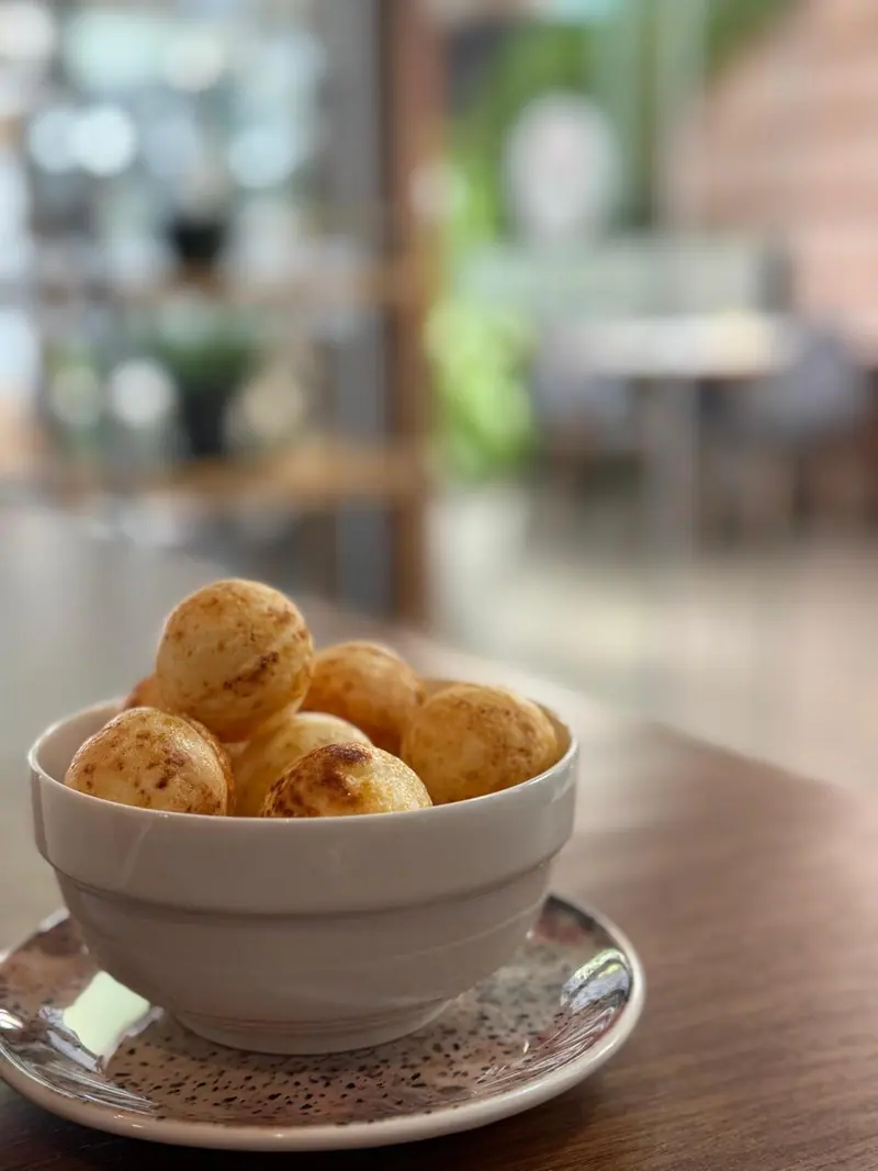 Pan de queso servido en la cafetería