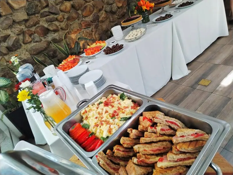 Mesa de catering montada para un evento