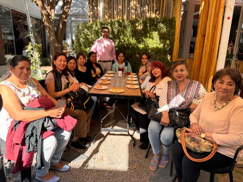 Grupo reunido en el patio de Upaya