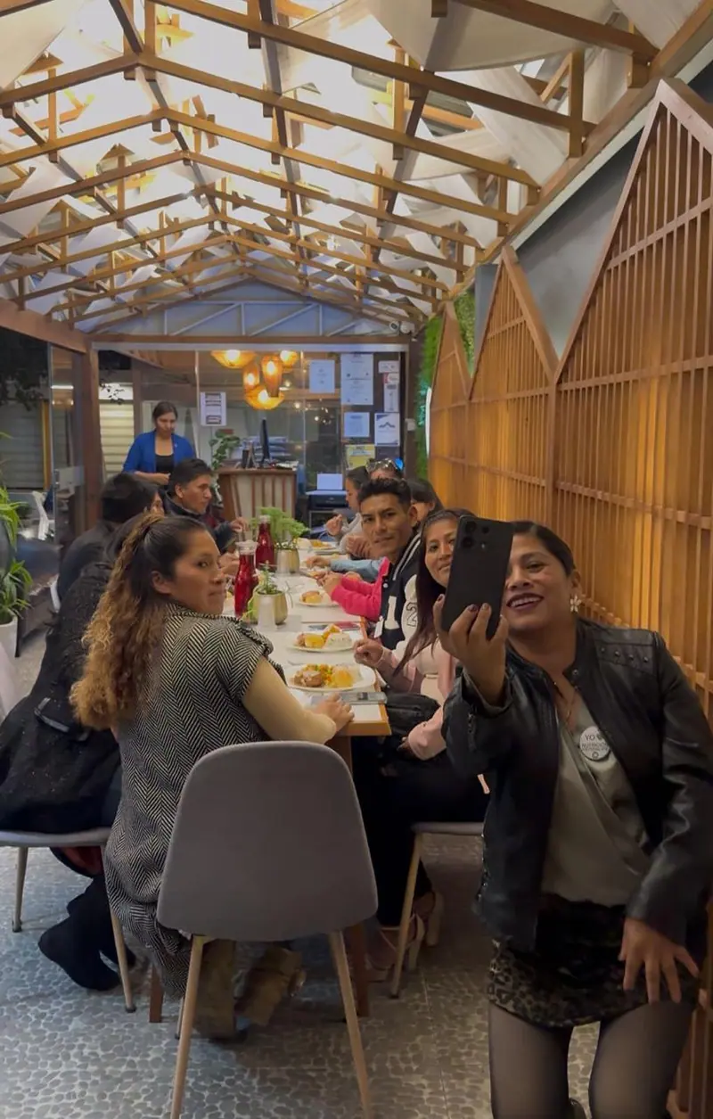 Grupo compartiendo bajo la pérgola