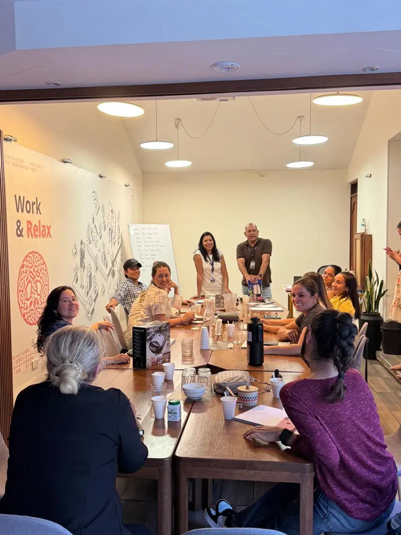 Grupo en un taller alrededor de la mesa larga