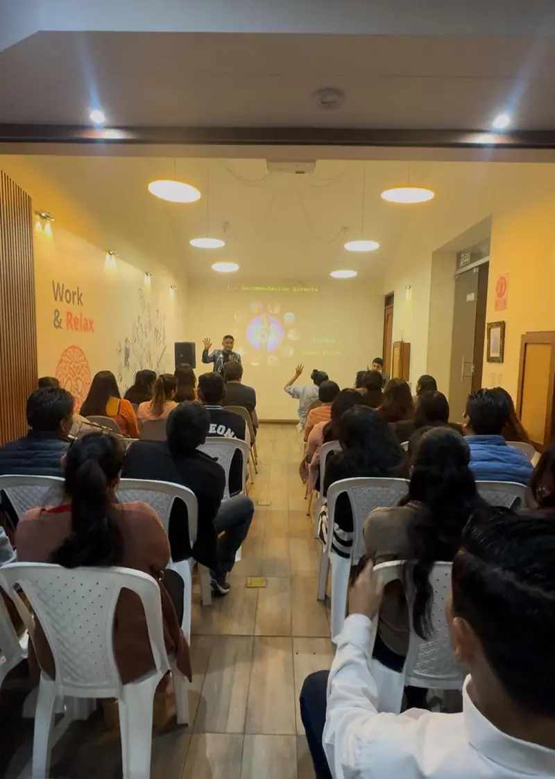 Capacitación en formato auditorio con público sentado
