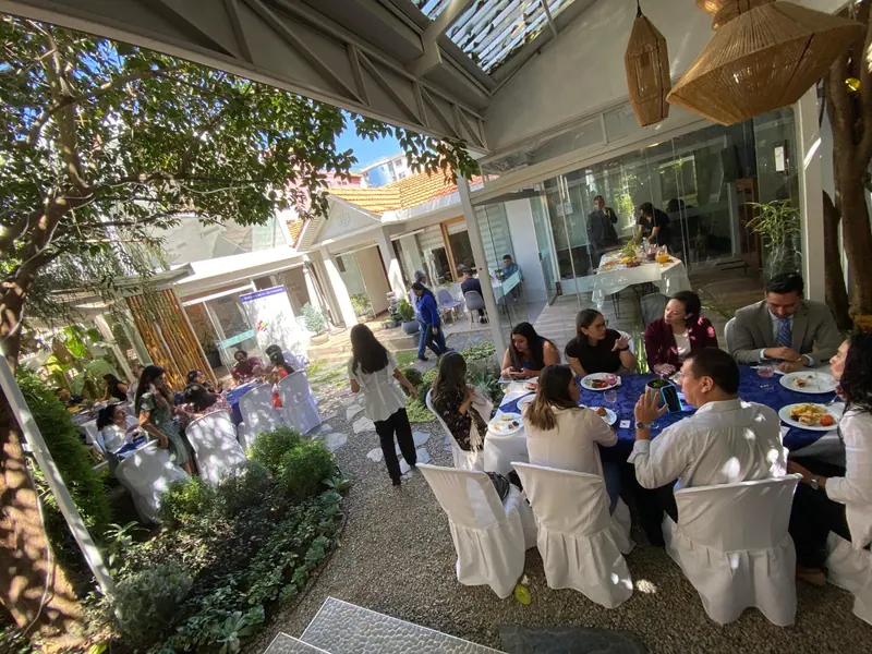 Patio con jardín de Upaya CoWork durante un encuentro