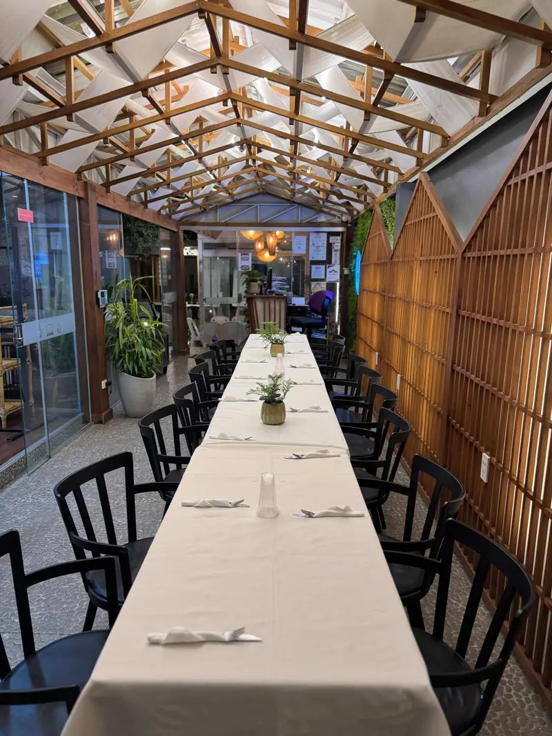 Pérgola de madera con mesa larga servida
