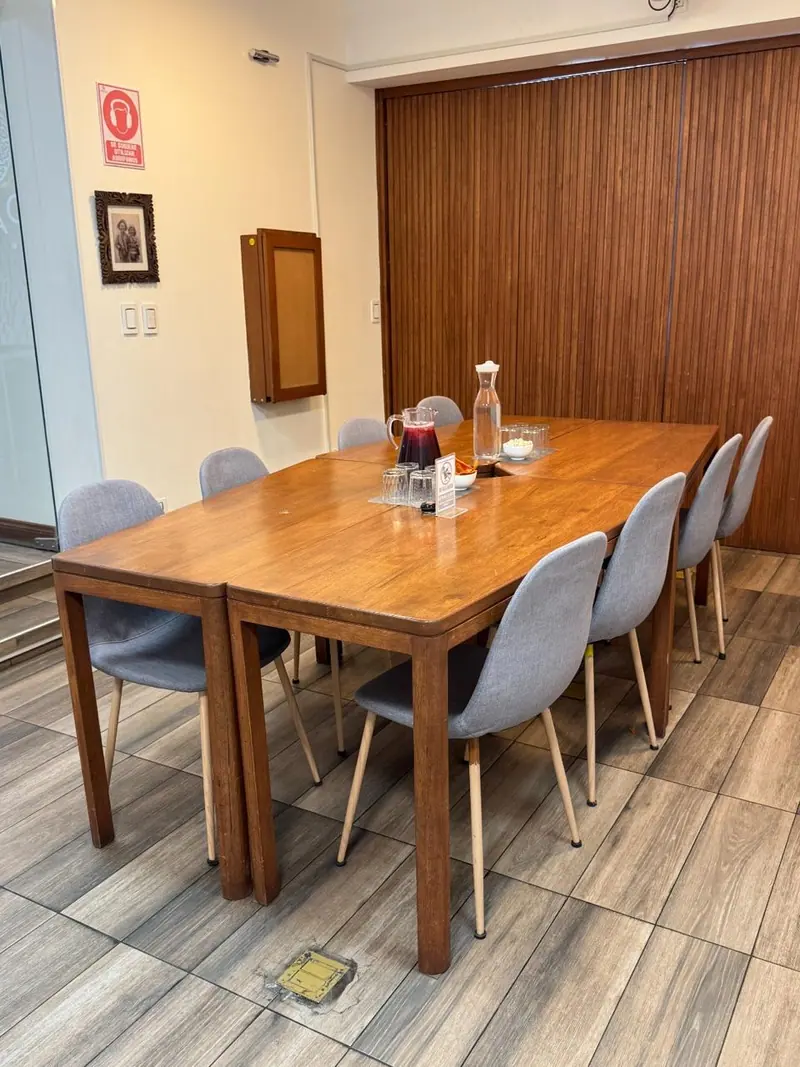 Sala de reuniones para ocho personas con mampara de madera